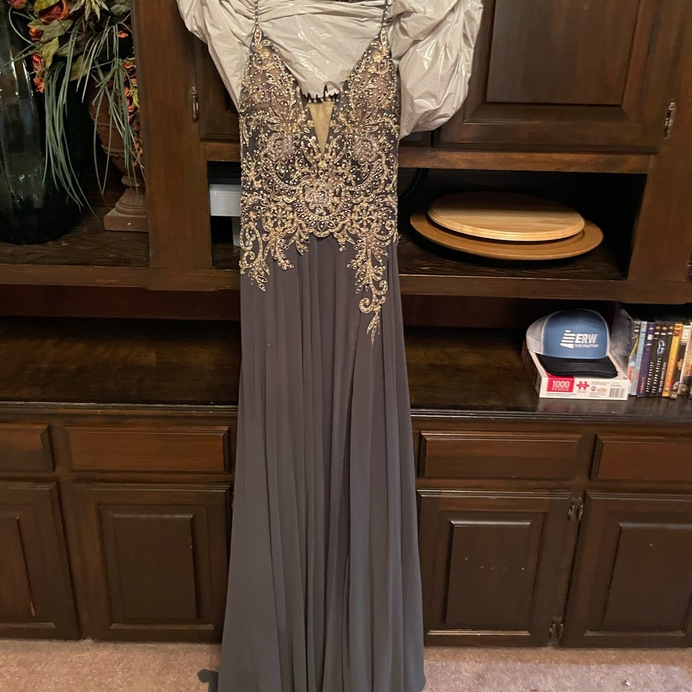 In bag dress worn once absolutely stunning dress